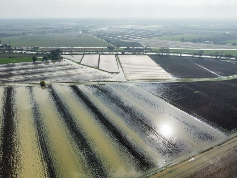 Vista aerea di terreni coltivati sommersi dall'acqua a seguito di forti piogge e alluvione a Mantova