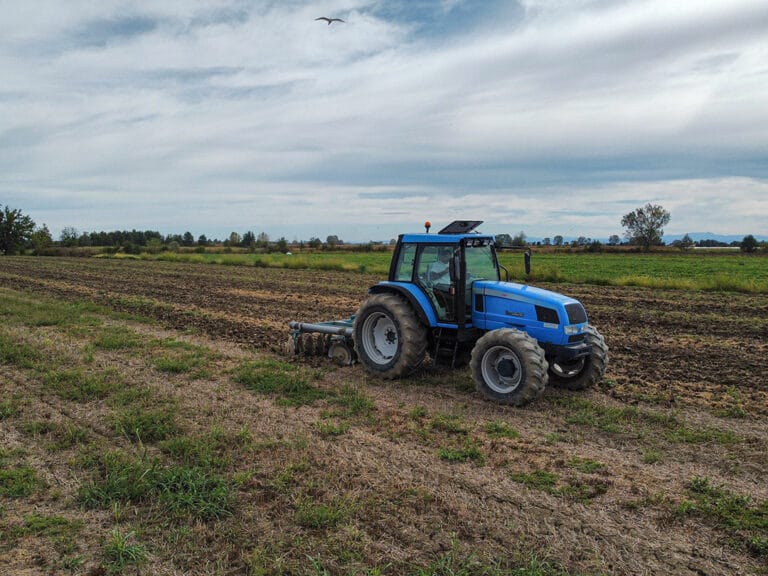 Trattore Landini in azione con erpice a dischi per la preparazione del suolo agricolo